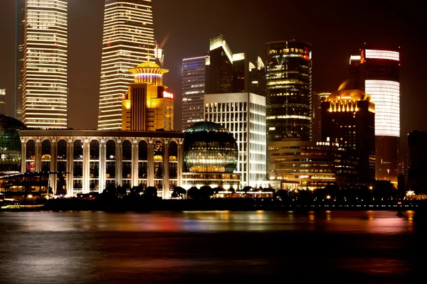 Shanghai skyline à noite — Fotografia de Stock