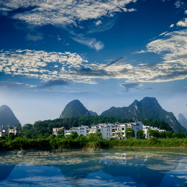 Belo Yu Long rio Karst paisagem de montanha — Fotografia de Stock