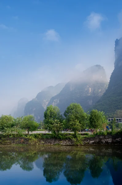 Vackra yu lång flod karst bergslandskap — Stockfoto
