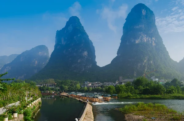 Beautiful Yu Long river Karst mountain landscape — Stock Photo, Image