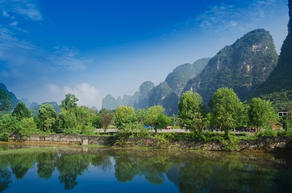 Schöne Yu langen Fluss Karst Berglandschaft — Stockfoto