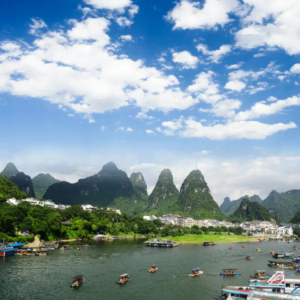 Bambu flotte på floden ulong nära yangshuo — Stockfoto