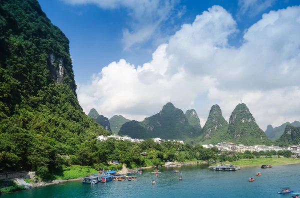 Bambusovém voru na řece ulong u yangshuo — Stock fotografie