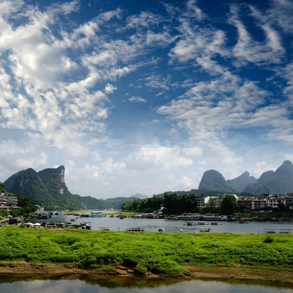 Bambu flotte på floden ulong nära yangshuo — Stockfoto