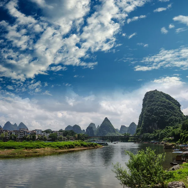 Bamboevlot op de ulong rivier in de buurt van yangshuo — Stockfoto