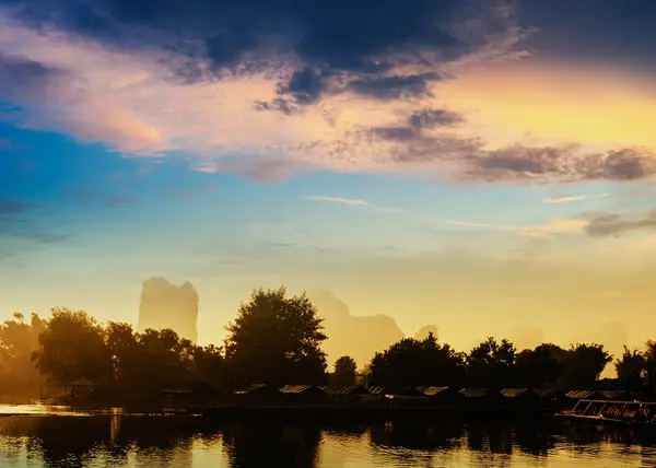 Solnedgång landscpae i yangshuo — Stockfoto