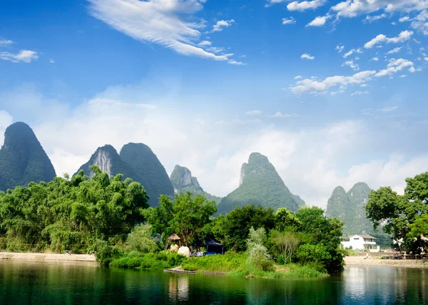 Hermoso paisaje de montaña del Karst del río Yu Long — Foto de Stock