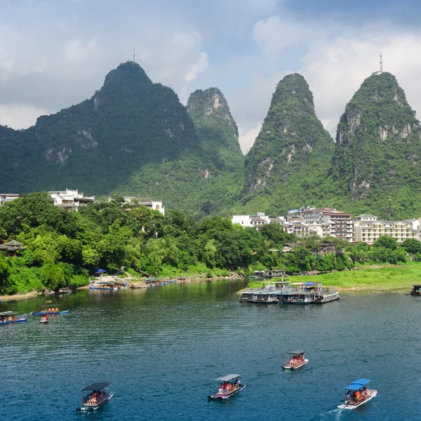 Zattera di bambù presso il fiume Ulong vicino a Yangshuo — Foto Stock