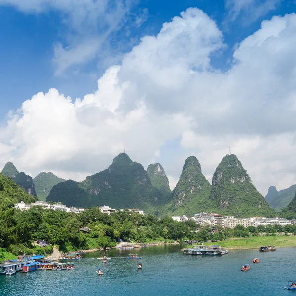 Бамбукових плотах річки Ulong тепла поблизу Yangshuo — стокове фото