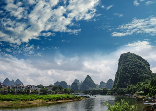 Bambu flotte på floden ulong nära yangshuo — Stockfoto