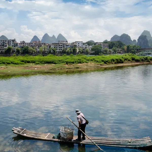 Bambu flotte på floden ulong nära yangshuo — Stockfoto