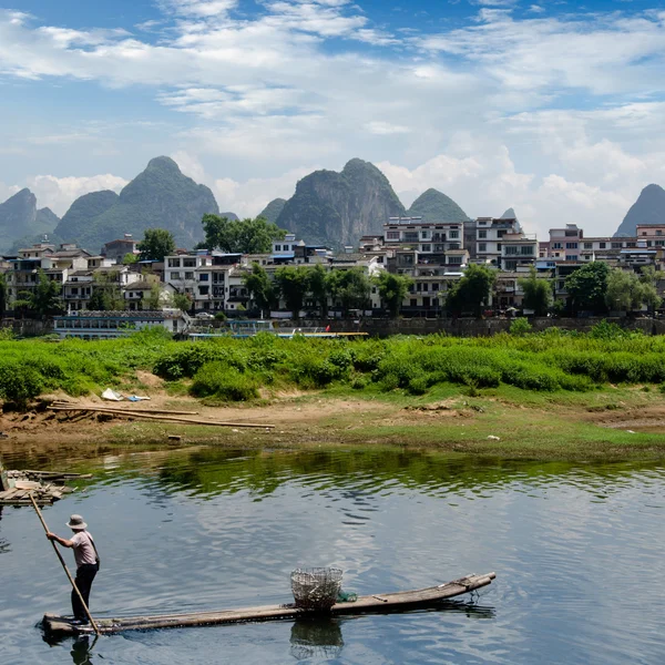 Bambu flotte på floden ulong nära yangshuo — Stockfoto