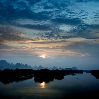 karstik dağ manzarası ve yansıma