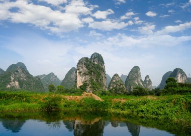 karstik dağ manzarası ve yansıma