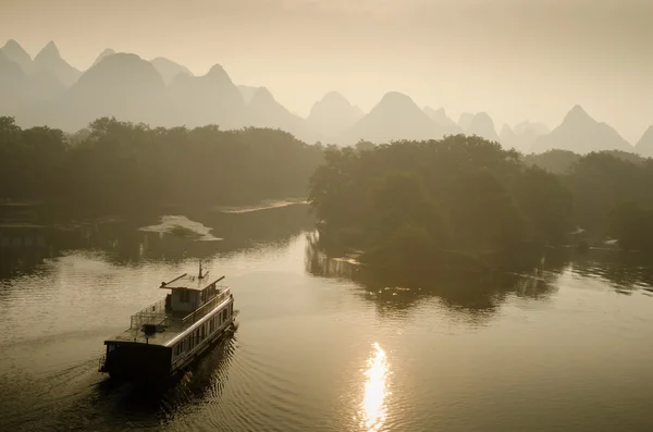 Karst bergslandskap och reflektion — Stockfoto