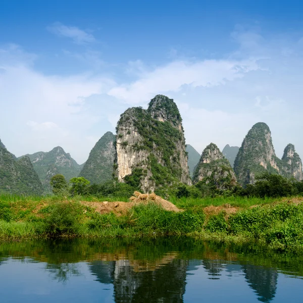 Karst bergslandskap och reflektion — Stockfoto