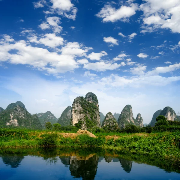 Karst bergslandskap och reflektion — Stockfoto