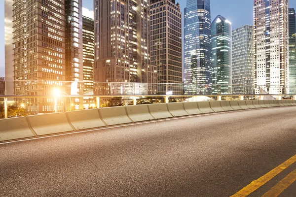 Camino y ciudad — Foto de Stock