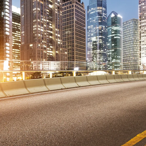 Camino y ciudad — Foto de Stock