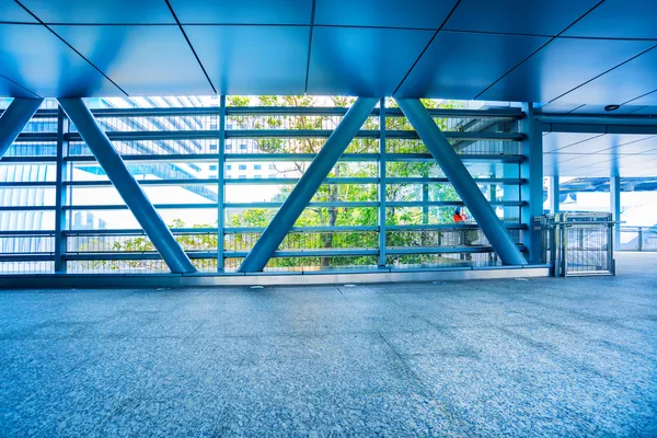 Corredor no edifício de escritórios — Fotografia de Stock