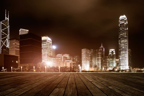 Plataforma de madera y ciudad — Foto de Stock