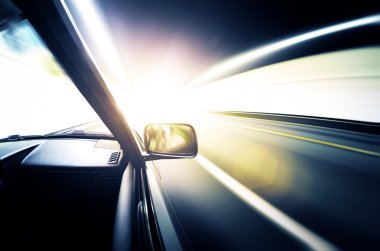 Tünel içinde hızlı arabalar