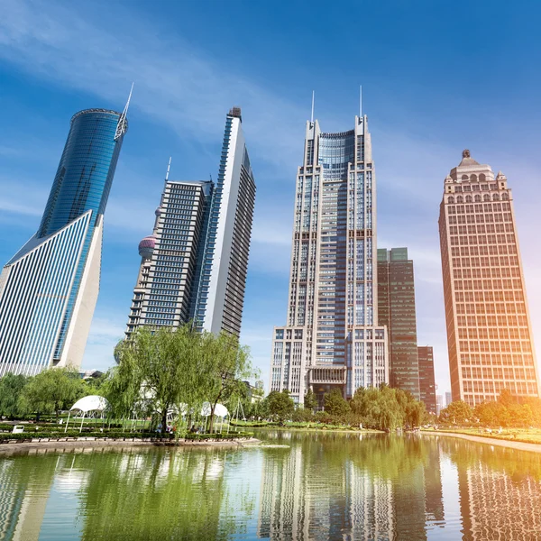 Park and skyscrapers — Stock Photo, Image