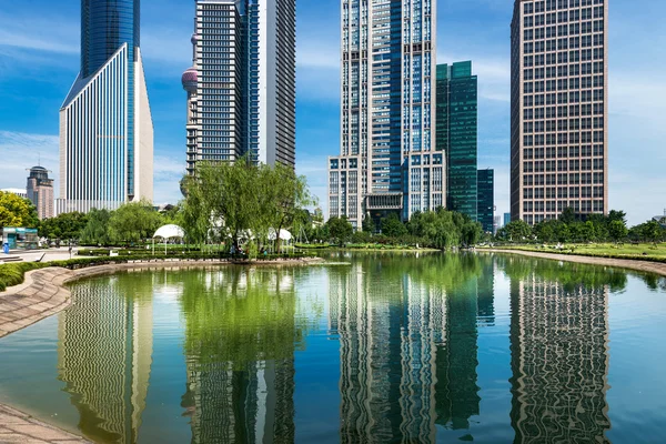 Park and skyscrapers — Stock Photo, Image