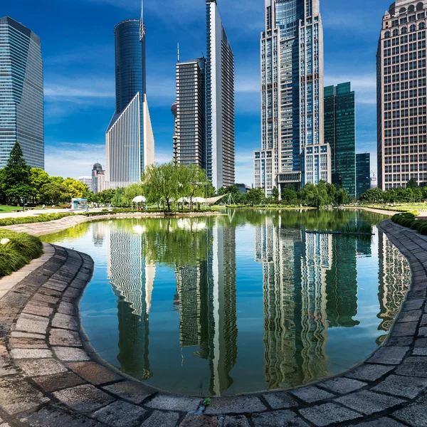 공원과 고층 빌딩 — 스톡 사진