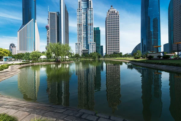 Park and skyscrapers — Stock Photo, Image