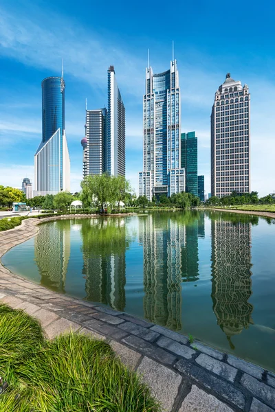 Park and skyscrapers — Stock Photo, Image