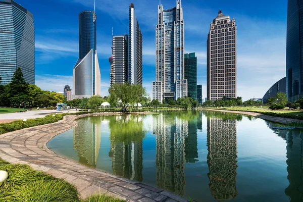 Park and skyscrapers — Stock Photo, Image
