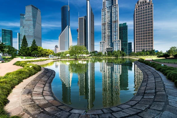 Park and skyscrapers — Stock Photo, Image