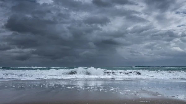 fırtınalı bir deniz manzarası