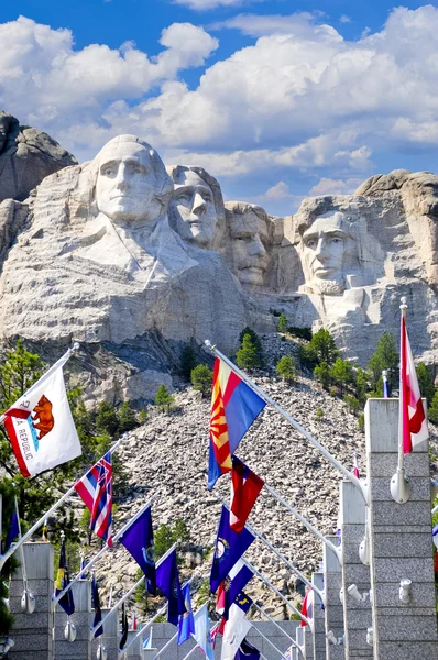 Devlet bayrakları ile rushmore Dağı