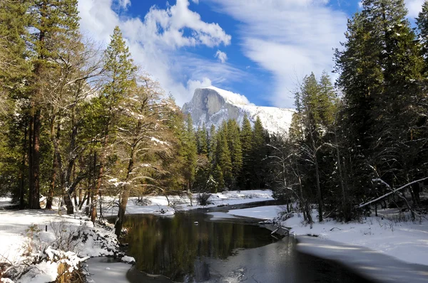 Halbe Kuppel im Winter — Stockfoto