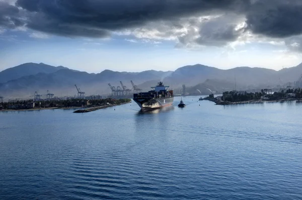 Vrachtschip en een sleepboot — Stockfoto