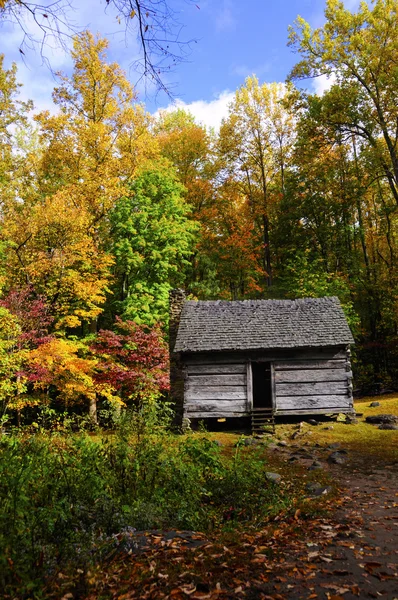 Blockhaus im Herbst — Stockfoto