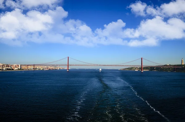 Navegando por el puente del 25 de abril — Foto de Stock