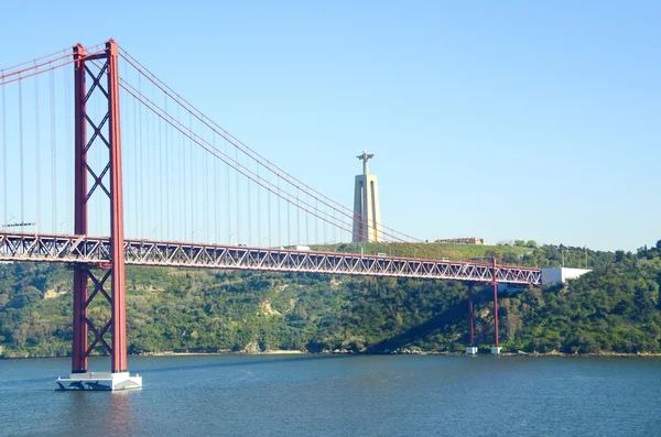 25 de abril Puente y Cristo Rey Estatua — Foto de Stock