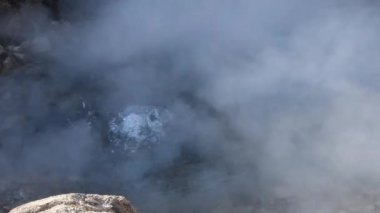 Yellowstone Ulusal Parkı 'ndaki Boya Tenceresi' nde buharlı kaynayan bahar. Ses ile