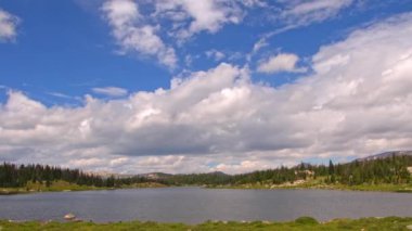 Küçük Ayı Gölü 'nün üzerinden sola hareket eden düşük katmanlı bulut tabakasının zamanı Beartooth Otoyolu' nun zirvesine yakın. Bu 3000 metrelik dağ geçidi Yellowstone Ulusal Parkı 'nın doğusunda, kuzey Wyoming' de. Kamera sağa sola döner.