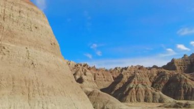 Saddle Pass Trailhead yakınlarındaki Badlands Ulusal Parkı, 240 no 'lu ABD otoyolu boyunca. Kamera hareket kamyonları soldan sağa, hareket halindeki bir araçtan..