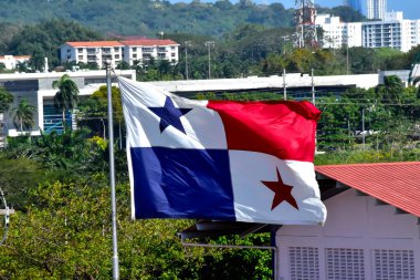 Panama Kanalı yakınında Panama bayrağı