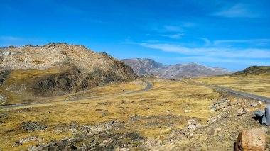 Bearthooth Karayolu Beartooth Dağları boyunca zikzak çiziyor..