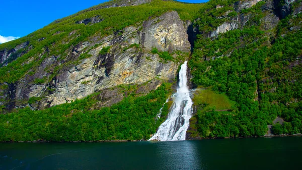 Norveç Geiranger Yakınlarındaki Fiyorda Şelale Düşüyor — Stok fotoğraf