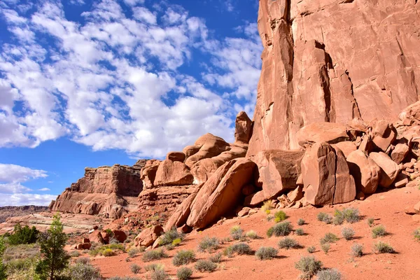 Rode Rotsen Tegen Een Blauwe Lucht Bij Arches National Park — Stockfoto