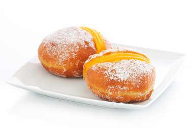 bir tabakta Yumurta krem ile iki berliner