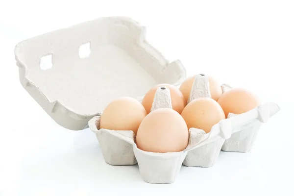 Šest vajec na krabici přes bílý — Stock fotografie
