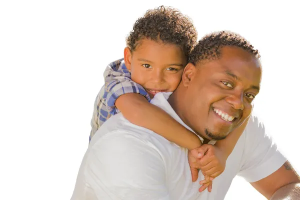 Gemengd ras vader en zoon spelen piggyback op wit — Stockfoto
